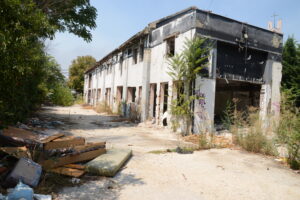 ФОТО | Руиниран објект полн со ѓубре среде Капиштец – ни се урива, ни се обновува