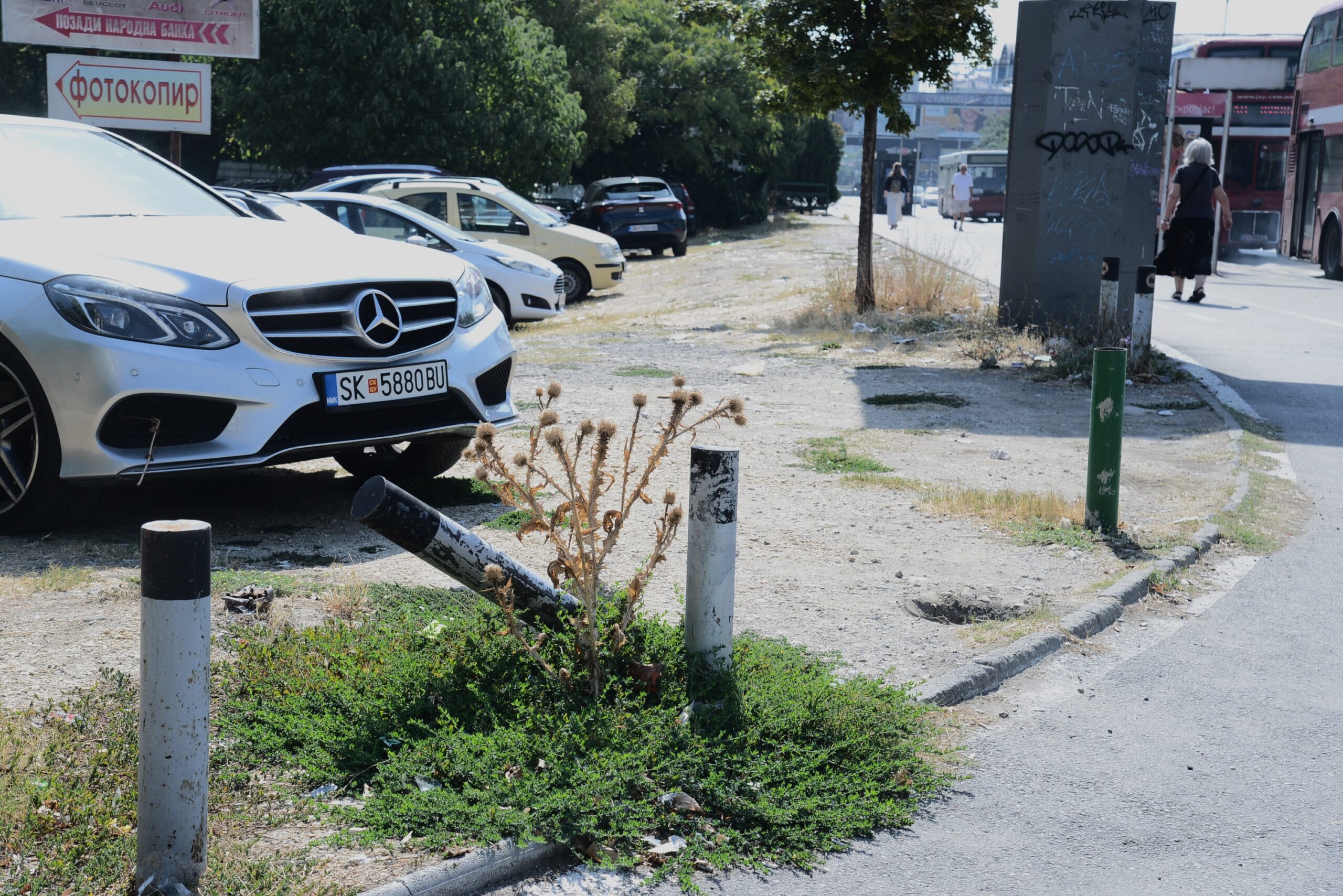 Повторно извадени столбчињата кај Народна банка - Фото Слободен печат - Методи Здравев