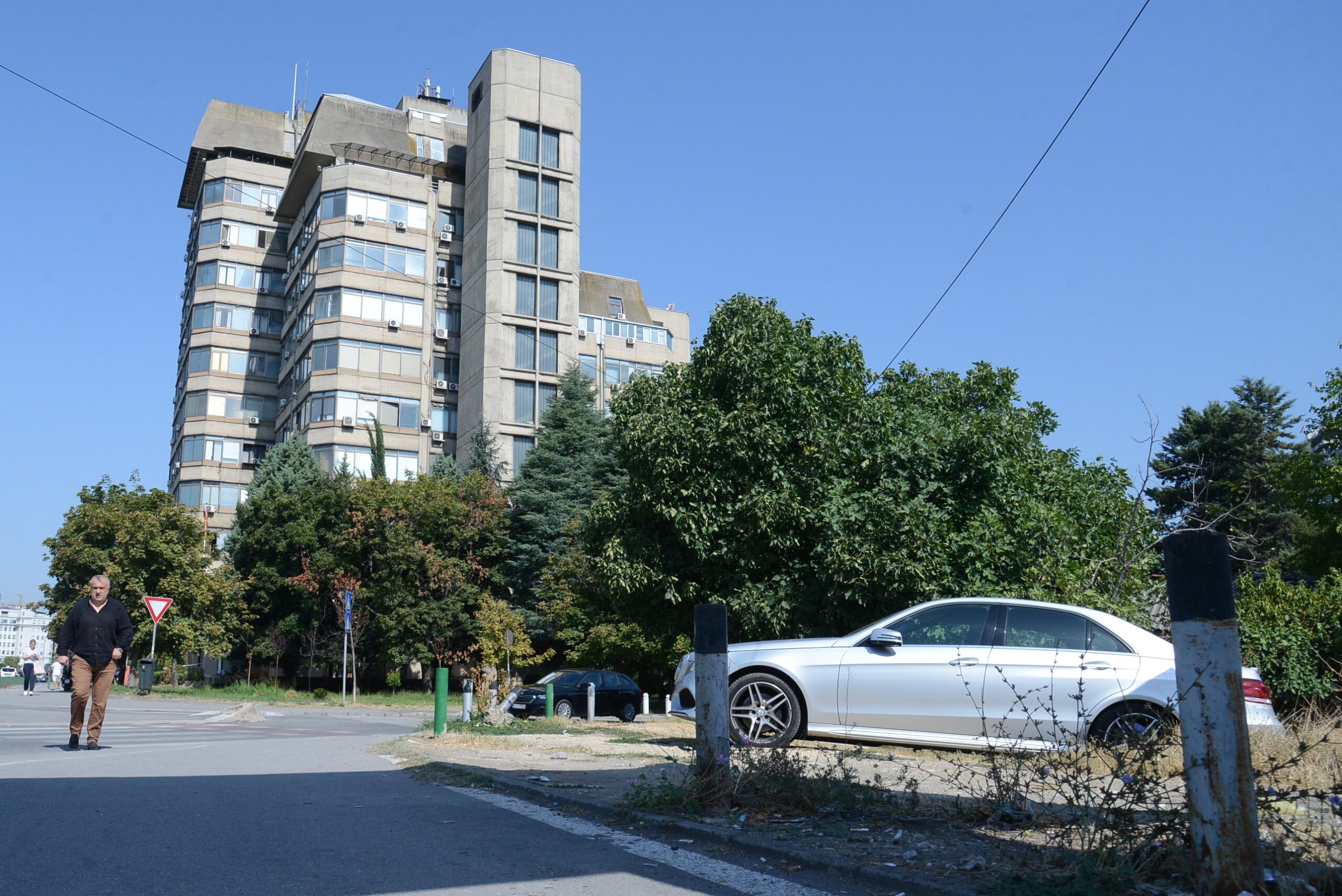 Повторно извадени столбчињата кај Народна банка - Фото Слободен печат - Методи Здравев