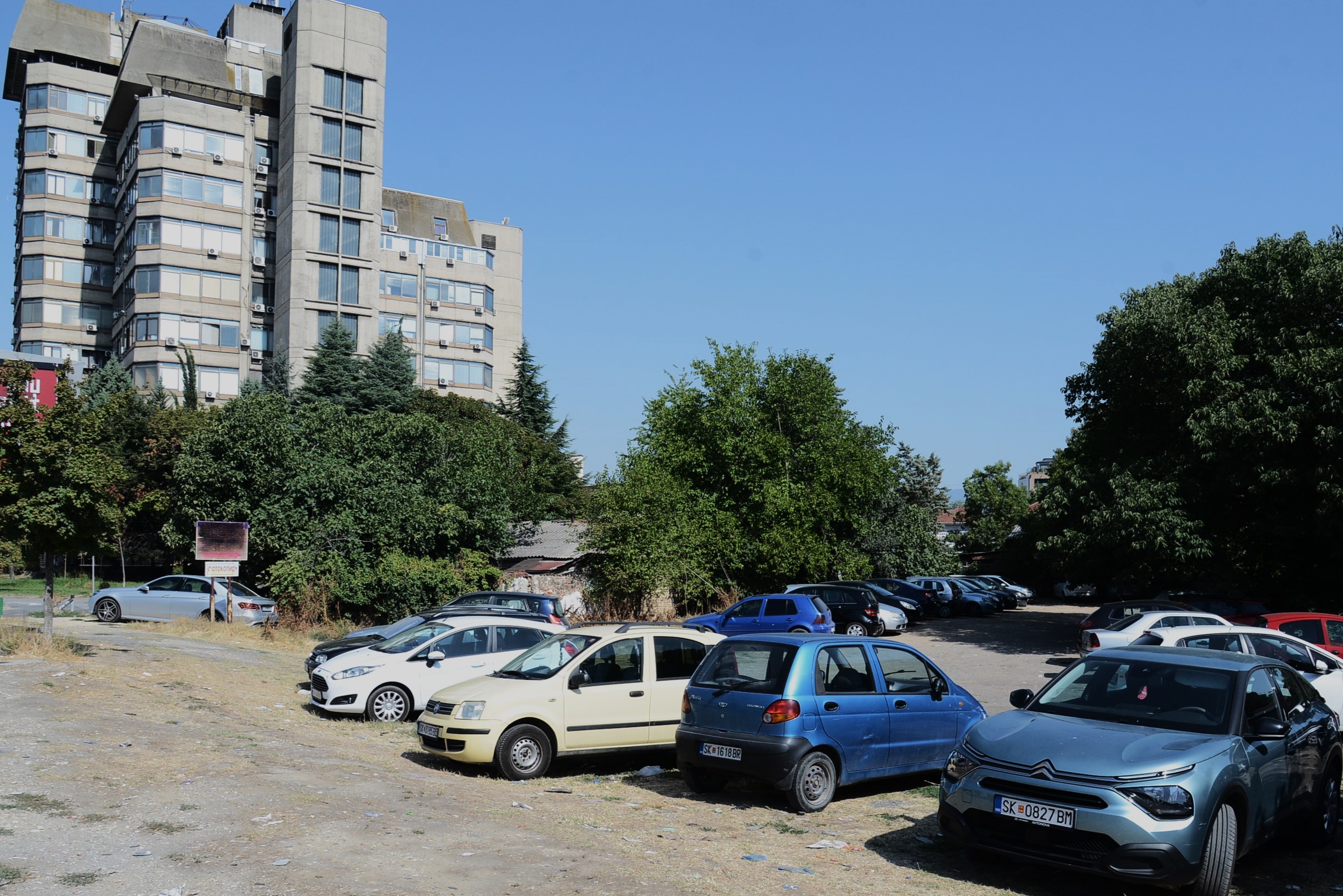 Повторно извадени столбчињата кај Народна банка - Фото Слободен печат - Методи Здравев