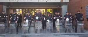 ВИДЕО: Нов протест пред Филозофскиот факултет во Нови Сад, полиција распоредена пред зградата