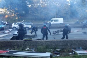 ВИДЕО| Жестоки судири меѓу полицијата и демонстрантите во Франција, студентите се приклучуваат на протестите