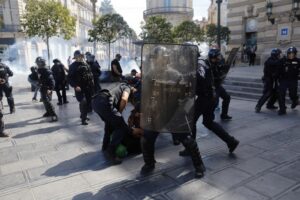 ВИДЕО| На протестите во Франција уапсени 55 лица 