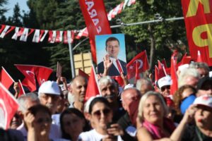 Десетици илјади демонстранти на улиците во Турција ѝ дадоа поддршка на опозицијата