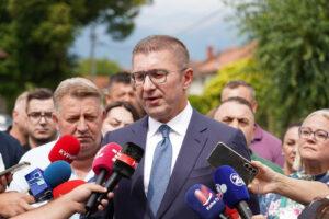 Опозицијата не помага туку се занимава со лаги и конструкции, вели Мицкоски за пожарите
