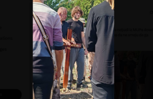 Уапсениот студент Богдан донесен на погребот на својот татко со лисици на нозете