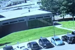 ВИДЕО | ФБИ објави снимка од осомничениот за убиството на Чарли Кирк – се гледа како трча по покривот и бега во шумата