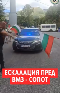 ВИДЕО| Пред инцидентот со авионот, нападнато било и возилото во кое се наоѓала Фон дер Лајен