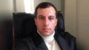 Поранешен руски функционер избегал од суд, па го нашле мртов во конзулат на поранешна советска република