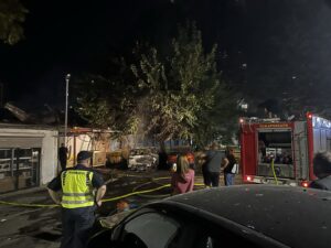 ФОТО/ВИДЕО: Голем пожар во центарот на Скопје – изгореа објекти на Зелено пазарче и два автомобила