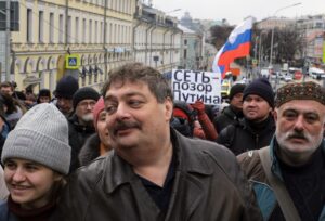 Руските власти го вклучија писателот Дмитриј Биков во регистарот на „терористи и екстремисти“