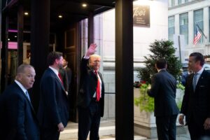 ВИДЕО | Трамп исвиркан во ресторан во Вашингтон: Хитлер на нашето време
