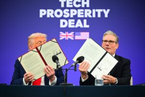 Трамп и Стармер потпишаа историски договор вреден милијарди долари