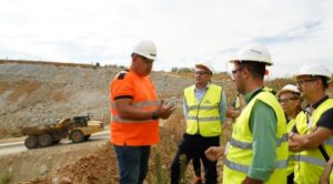 Македонски чиновници се во рудник за злато во Бугарија, „разменуваат искуства“ за идни такви рудници во земјава