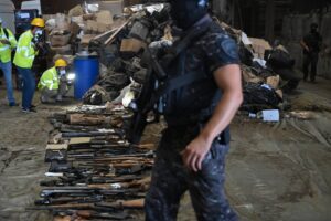 ФОТОГАЛЕРИЈА | Запленети дроги и оружје денеска беа уништени во „Макстил“