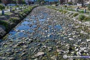 ФОТО | Жална слика од Гостивар: Вардар без вода, коритото полно со камења и отпад