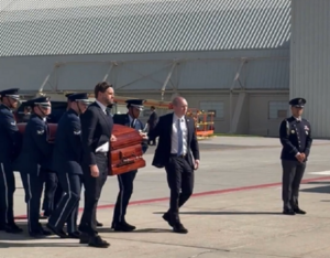 ВИДЕО | Американскиот потпретседател Венс го носеше ковчегот со телото на Чарли Кирк