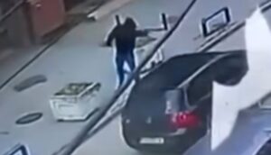 ВИДЕО: Снимка од пукањето во Куманово – маскираниот напаѓач стрела кон автомобилот на Шахини