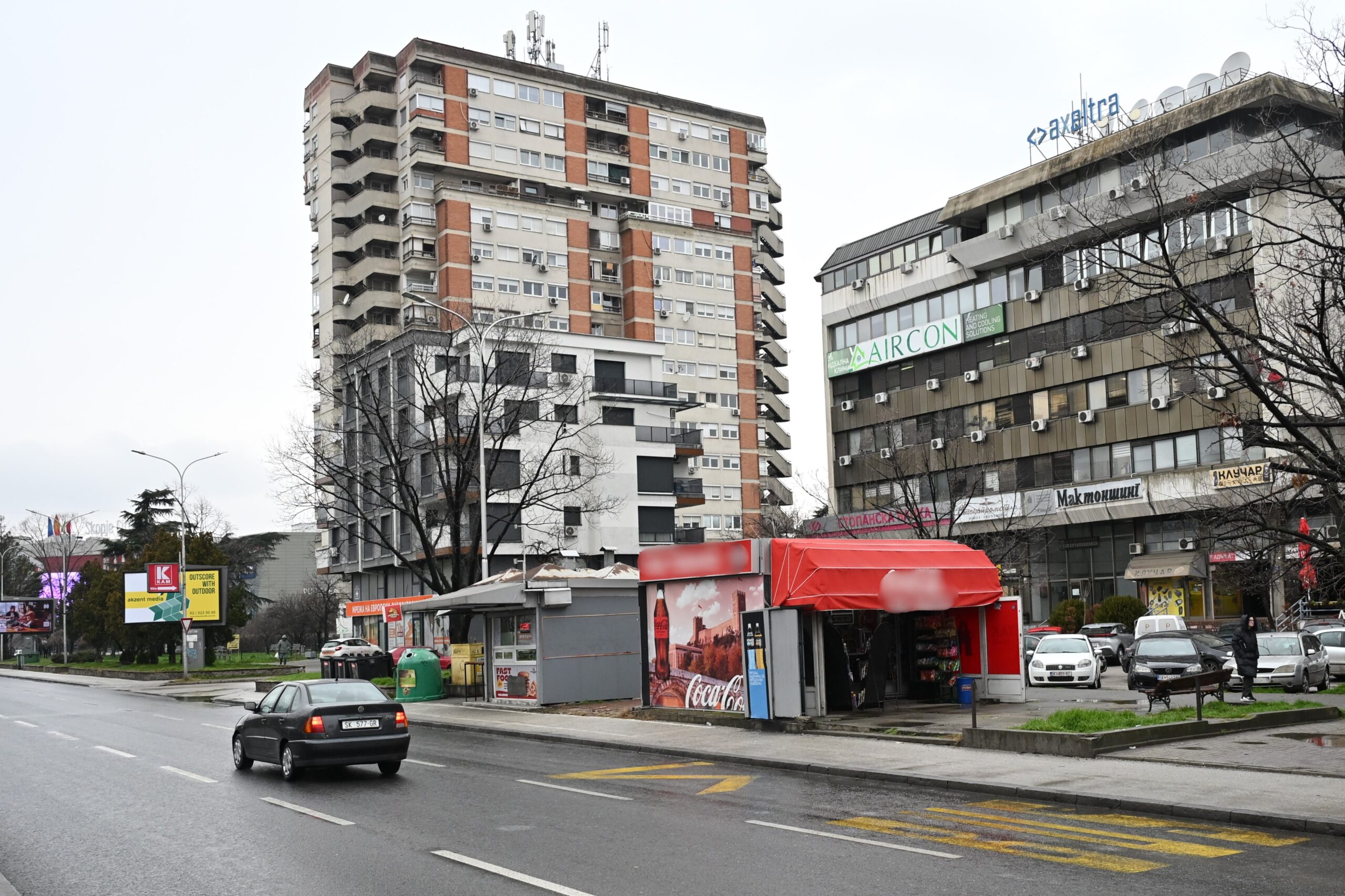 Тобако,Трафики,Продавници на тротоар - Фото Слободен печат - Методи Здравев