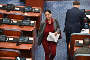 Пратениците не го „рецкаат“ етичкиот кодекс, Собранието стана арена за навреди