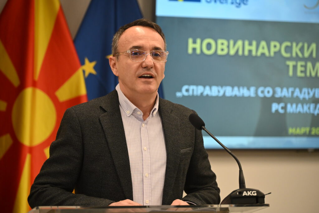 Доделување на награди од ЗНМ за најдобат текст - Фото Слободен печат - Методи Здравев
