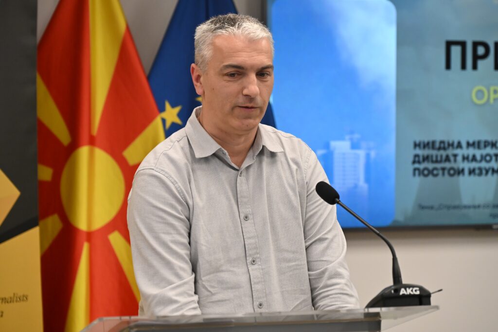 Доделување на награди од ЗНМ за најдобат текст - Фото Слободен печат - Методи Здравев