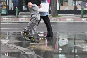 Променливо облачно време, попладне услови за пороен дожд и град