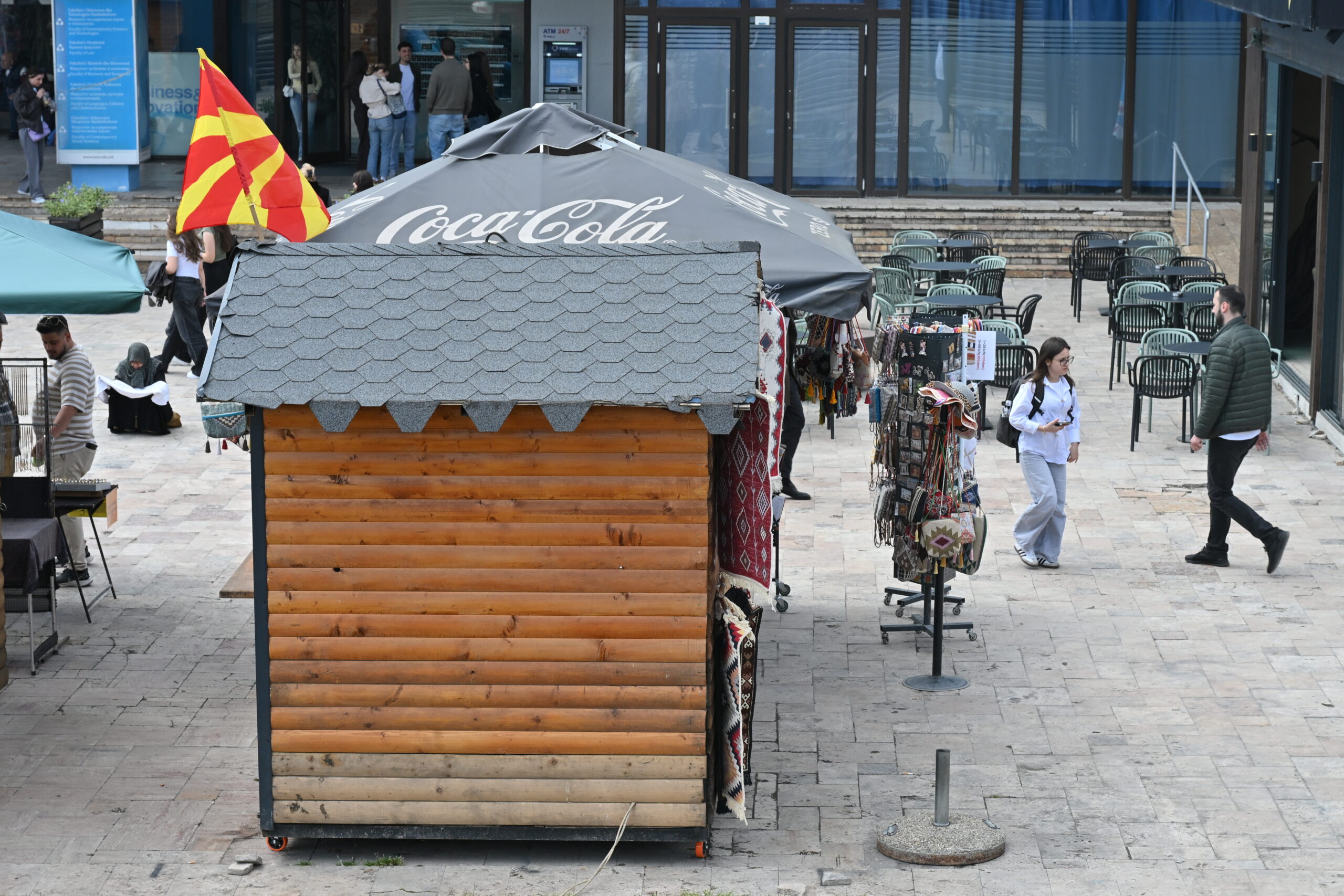 Куќарките на влезот од Скопска чаршија - Фото Слободен печат - Методи Здравев