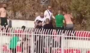 ВИДЕО | Навивачи на Пелистер се степаа меѓу себе во баражот против Шкендија Арачиново