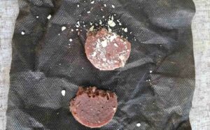 Деца на игралиште пронашле салама покриена со силниот отров ланате, „Лајка“ бара итно да се пронајде трујачот