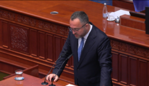 Тошковски останува прв човек на МВР – ја „преживеа“ и третата интерпелација