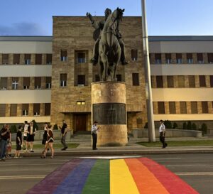 ФОТО и ВИДЕО | Одбиваме да бидеме скриени и надвор од јавниот простор, порачаа учесниците на Парадата на гордоста