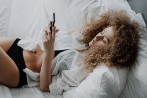 ФОТО | Ова модно парче летово ја симна од тронот ленената кошула и изгледа 10 пати полуксузно