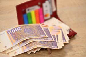 Се обидуваш да платиш со двеилјадарка, те гледаат како да ги тепаш