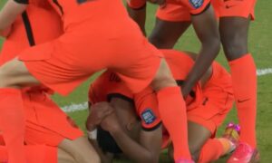 ВИДЕО | Гакпо даде гол за Холандија, па го совладаа емоциите поради загубата на нероденото дете