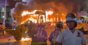 ВИДЕО | Запален автобус, искршено полициско возило, нереди и хаос: Њујорк „гореше“ по шампионската титула на Никси