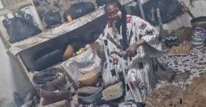 ВИДЕО | Ганскиот врач е задоволен, објави снимка како го „ослободува“ Хари Кејн од магијата