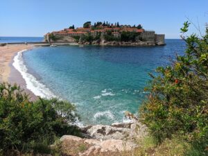 На само неколку часа од Македонија — овие плажи се гаранција за чиста вода и безбедност со „сино знаме“ во Црна Гора
