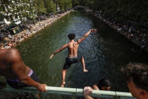 Над 40 луѓе се удавија во Франција — сакајќи да се разладат скокале во небезбедни реки и канали