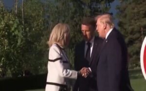 ВИДЕО | Брижит Макрон се најде во непријатна ситуација со Трамп