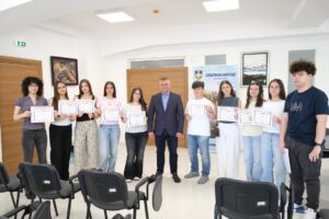 Десетте најуспешни основци во Карпош наградени со 10.000 денари и летување на море