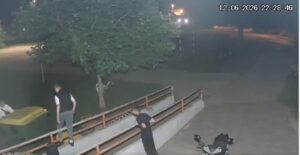 Видео | Деца во скопски Аеродром превртуваат контејнери, се возат врз нив, ги шутираат