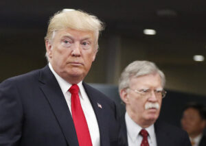 Поранешниот советник на Трамп призна вина, ќе плати казна од 2,25 милиони долари за задржување доверливи информации