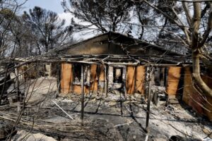 Франција зафатена од големи пожари — евакуирани над 20 илјади луѓе