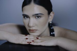 „Човекот зад името“ — Дина Јашари: Недостига да сме приземни и да имаме повеќе разбирање едни за други