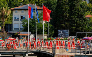 ФОТО | Плажа на Јадранот итно е затворена по излевање гориво во морето