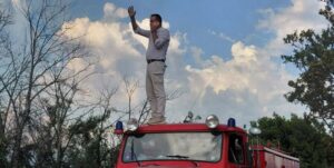 ФОТО | Градоначалникот на Дојран се качи на противпожарно возило и со слика соопшти: Пожарот е изгаснат