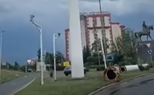 ВИДЕО | Паднат е огромниот јарбол кај „Ист гејт мол“