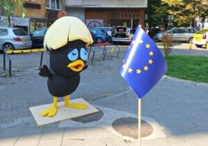 ФОТО | Активисти поставија скулптура со Калимеро: „Без правда нема ниту достоинствен живот, ниту европска иднина“