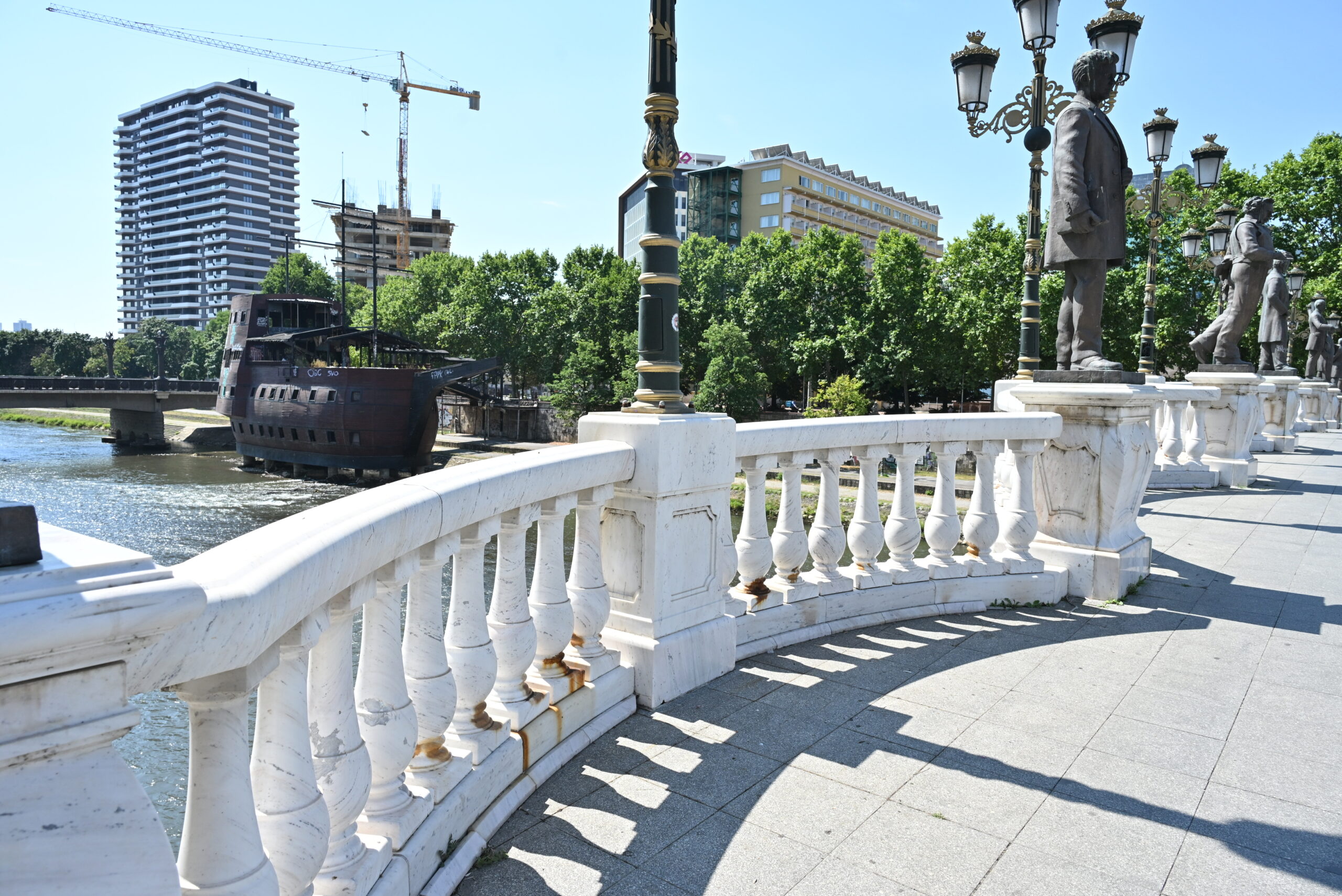 Оградата на Мостот на Уметноста - Фото Слободен печат - Методи Здравев